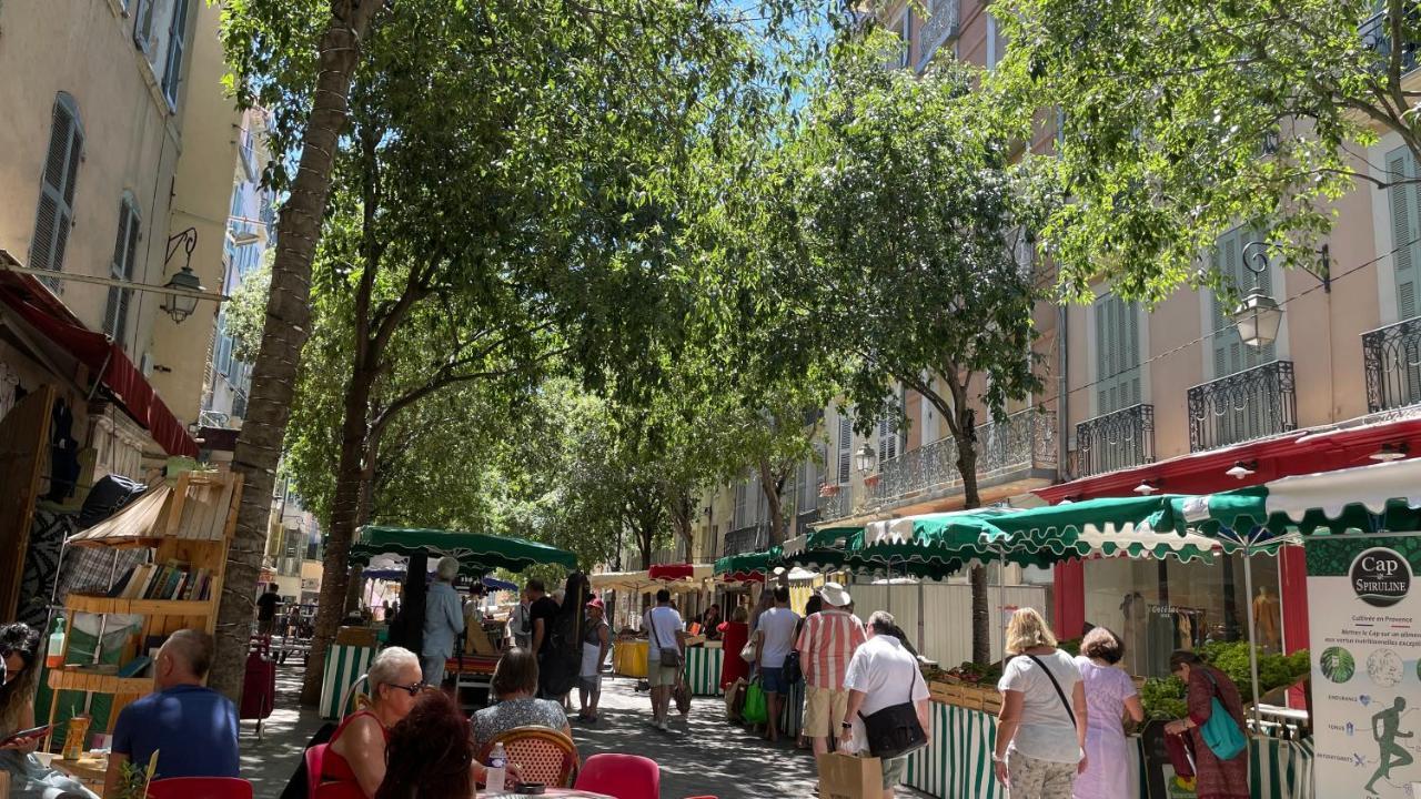 Vue sur rade appartement élégant vaste climatisé étage élevé ascenseur proche parking et toutes commodités au cœur du Toulon historique Esterno foto