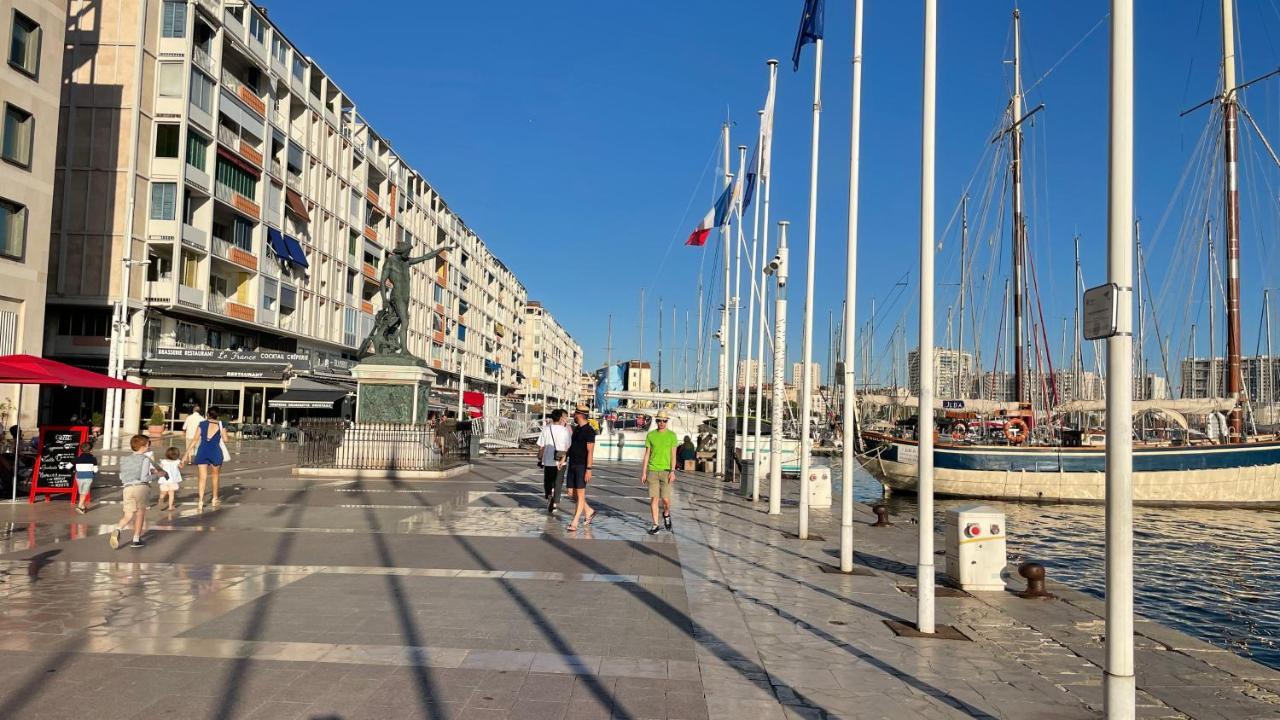 Vue sur rade appartement élégant vaste climatisé étage élevé ascenseur proche parking et toutes commodités au cœur du Toulon historique Esterno foto